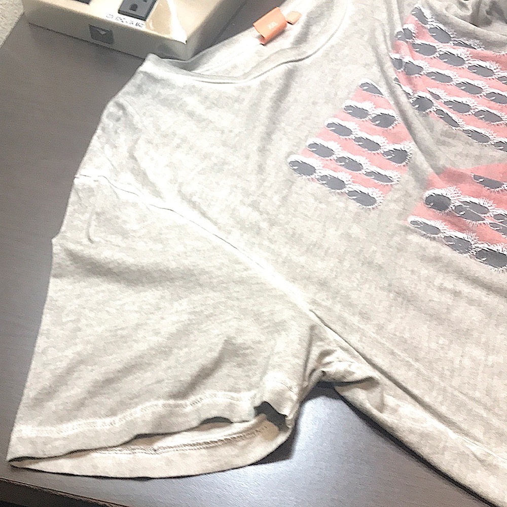 Hugo Boss Men's Short Sleeve Graphic T-Shirt. Size XXL, Light Gray/Pink